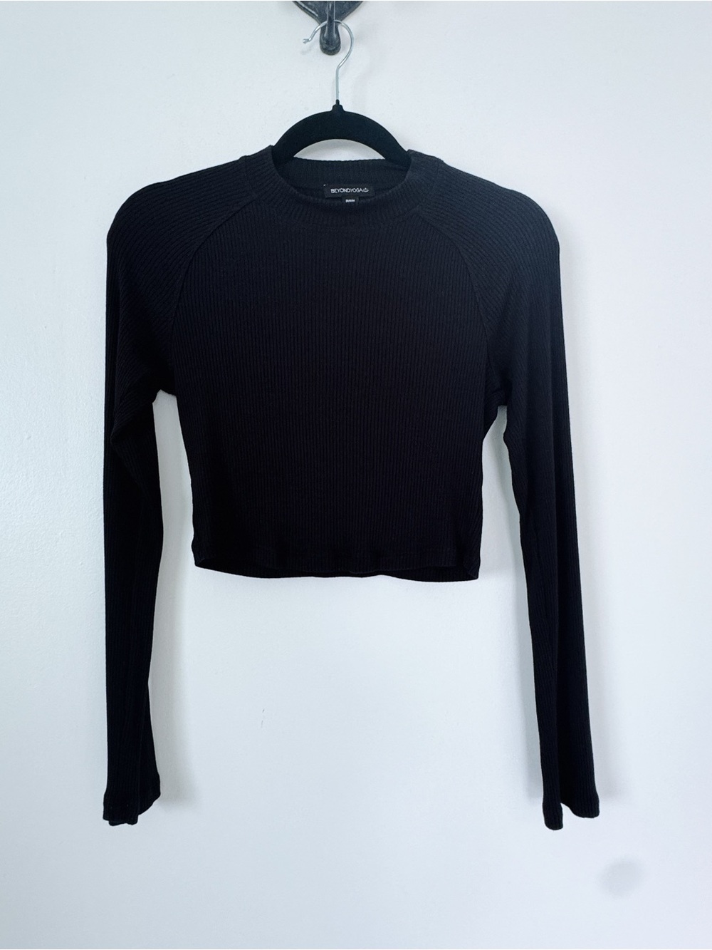 Beyond Yoga Contours Mock Neck Cropped Top Black M